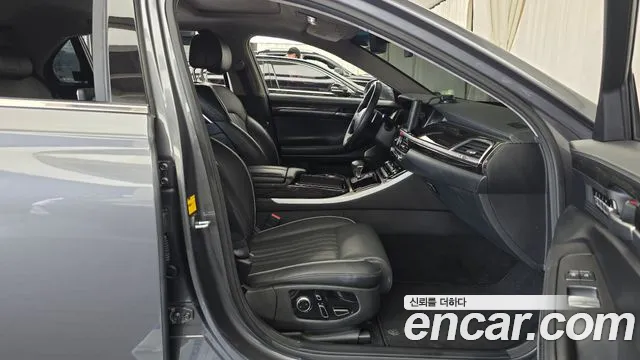 Genesis G90 2016 thumb 2