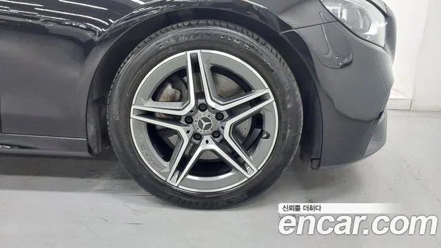 Mercedes-Benz E-Class 2023 thumb 5