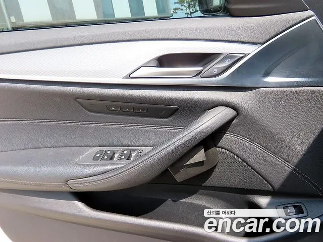 BMW 5 серии 2018 thumb 8