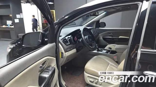 Kia Carnival 2018 thumb 3