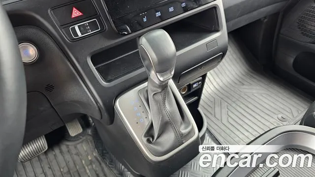 Hyundai Staria 2024 thumb 8