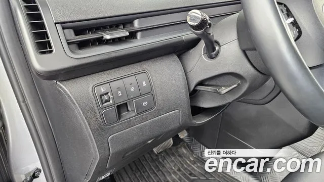 Hyundai Staria 2024 thumb 2
