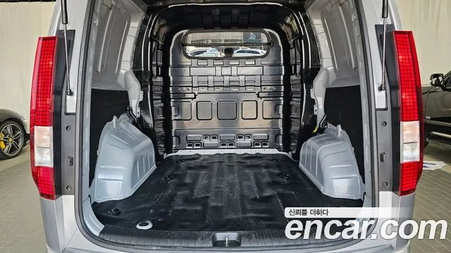 Hyundai Staria 2024 thumb 10