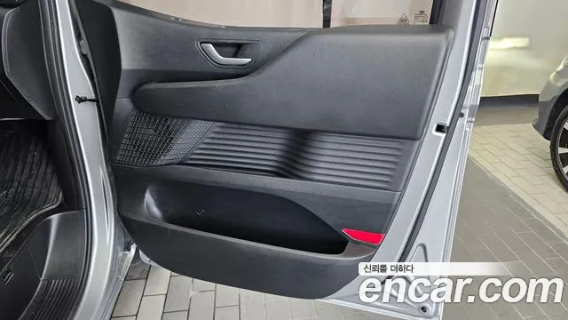 Hyundai Staria 2024 thumb 6