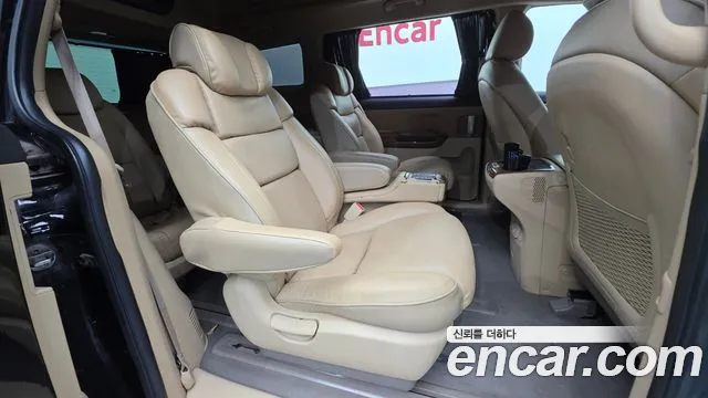 Kia Carnival 2015 thumb 8
