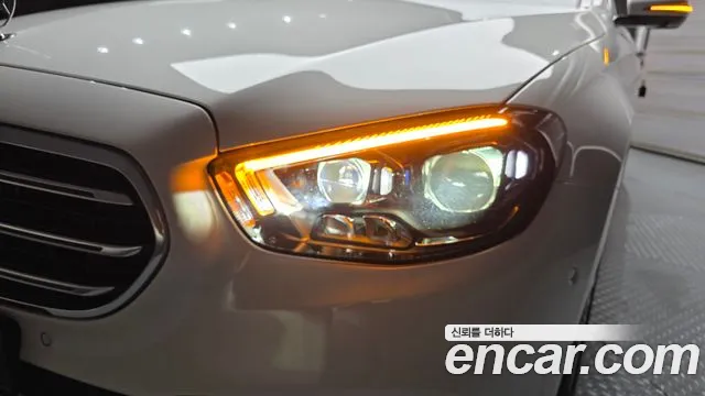 Mercedes-Benz E-Class 2022 thumb 3