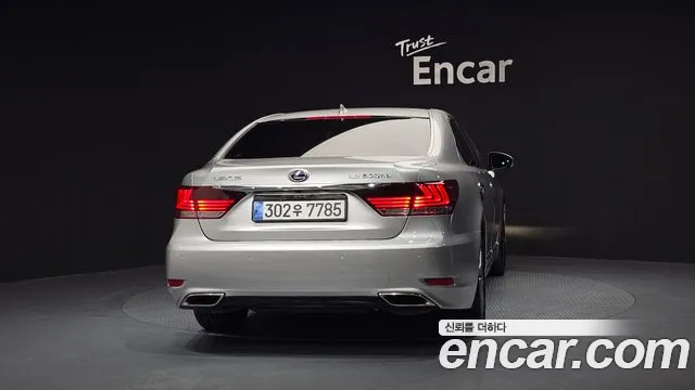 Lexus LS 2014 thumb 10