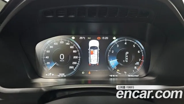 Volvo XC90 2018 thumb 10