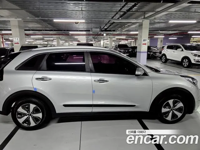 Kia Niro 2016 thumb 8