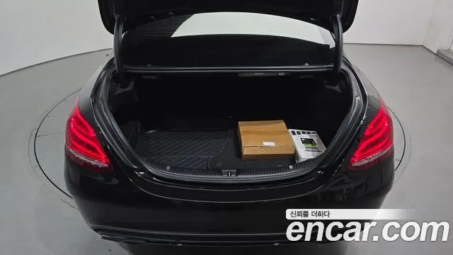 Mercedes-Benz C-Class 2018 thumb 12