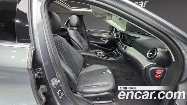 Mercedes-Benz E-Class 2019 thumb 9