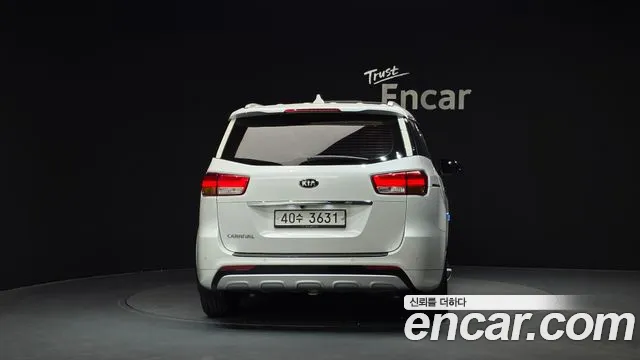 Kia Carnival 2015 thumb 10