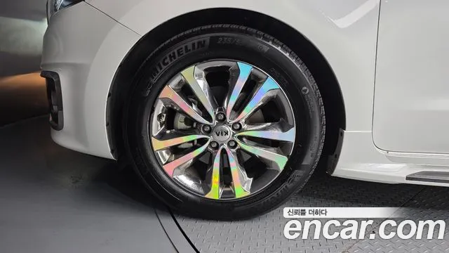 Kia Carnival 2015 thumb 11