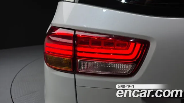 Kia Carnival 2015 thumb 12
