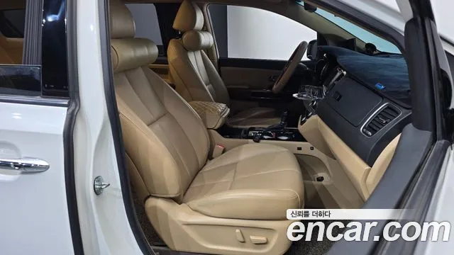 Kia Carnival 2015 thumb 12