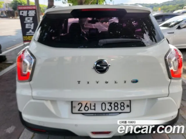 KGM Tivoli 2015 thumb 11