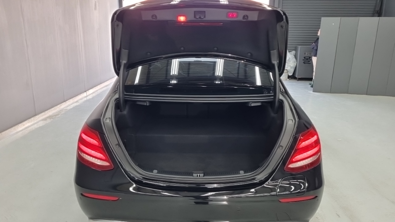 Mercedes-Benz E-Class 2019 thumb 5