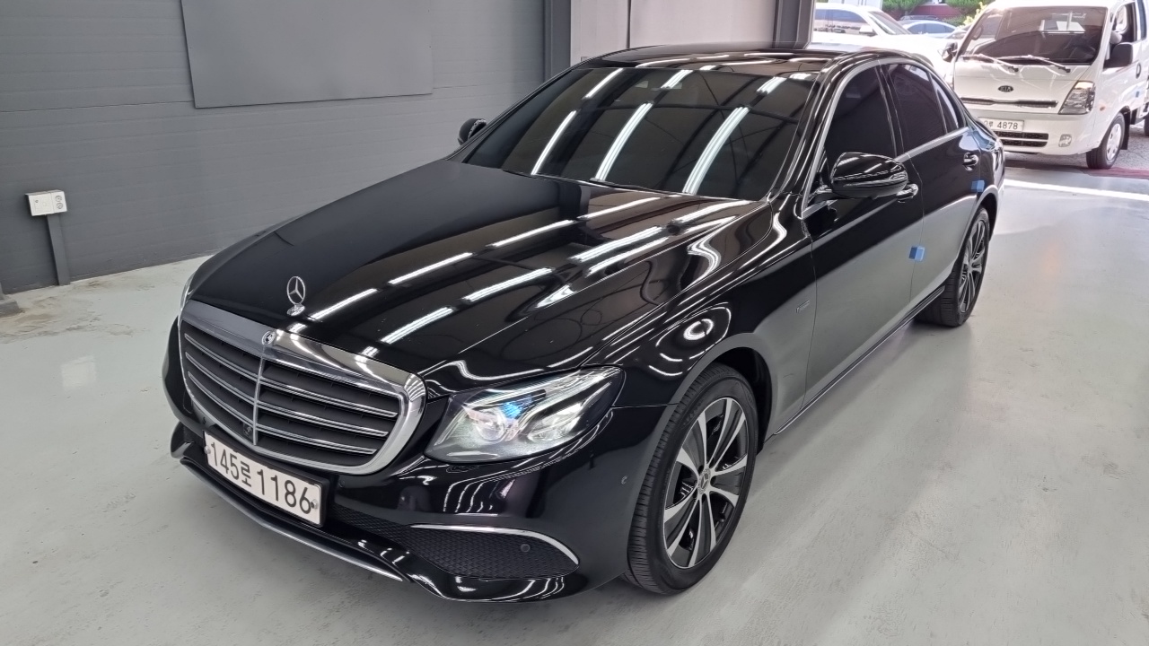 Mercedes-Benz E-Class 2019 thumb 2