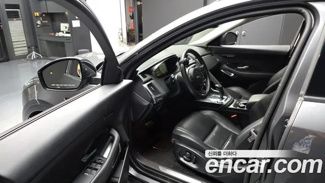 Jaguar E-Pace 2019 thumb 9