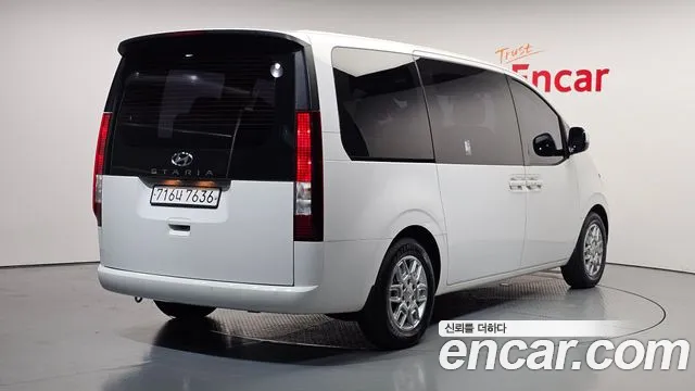 Hyundai Staria 2023 thumb 2