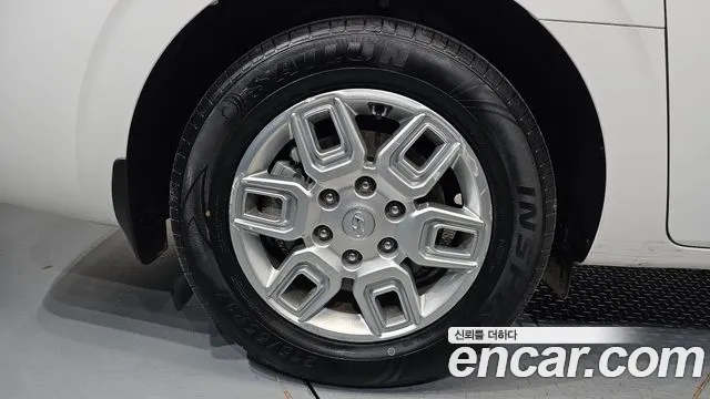 Hyundai Staria 2023 thumb 4