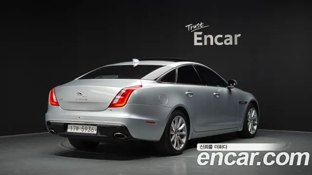 Jaguar XJ 2018 thumb 9