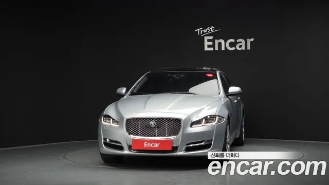 Jaguar XJ 2018 thumb 2