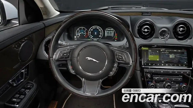 Jaguar XJ 2018 thumb 7