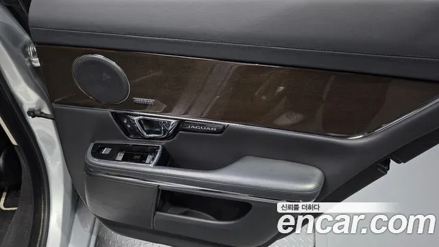 Jaguar XJ 2018 thumb 10