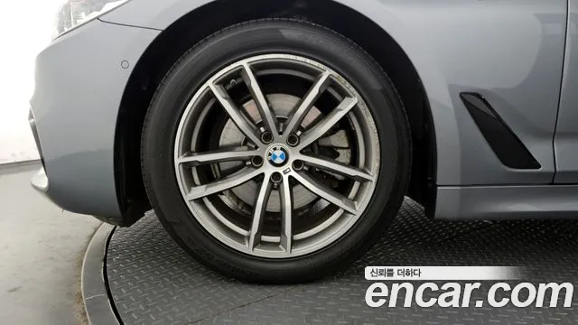 BMW 5 серии 2017 thumb 11