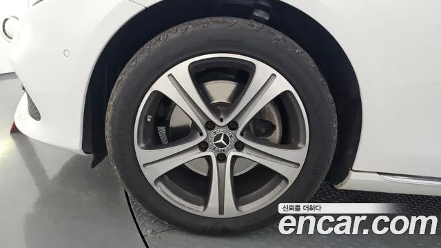 Mercedes-Benz E-Class 2019 thumb 11