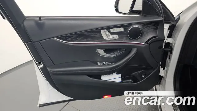 Mercedes-Benz E-Class 2019 thumb 9