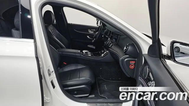 Mercedes-Benz E-Class 2019 thumb 12