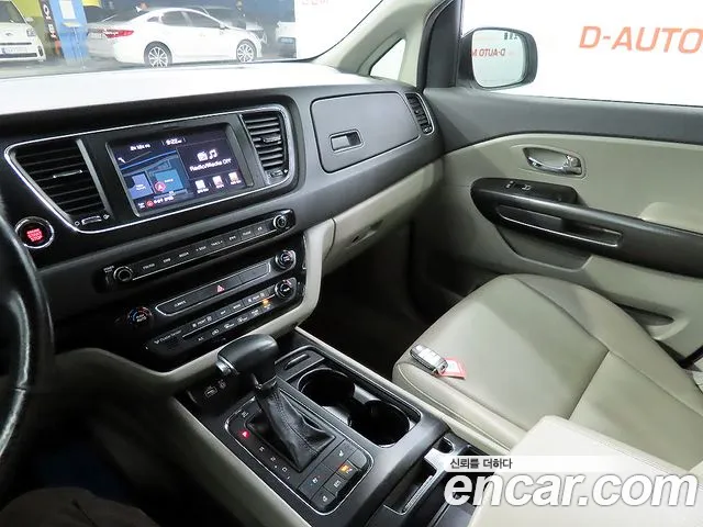 Kia Carnival 2016 thumb 2