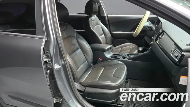 Kia Niro 2016 thumb 11