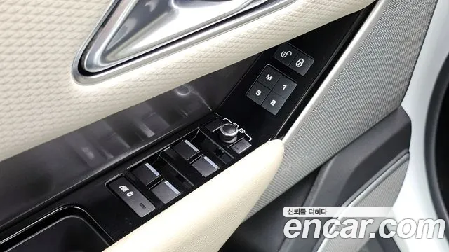 Land Rover Range Rover Velar 2018 thumb 3