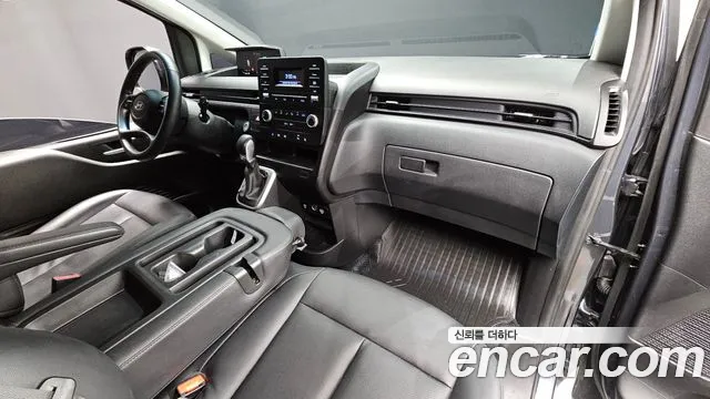 Hyundai Staria 2024 thumb 9