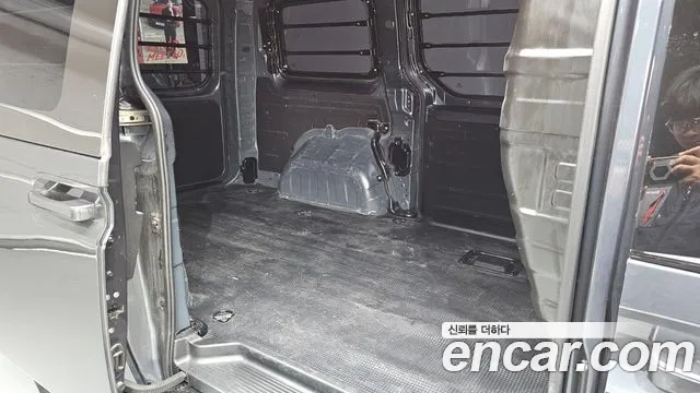 Hyundai Staria 2024 thumb 4