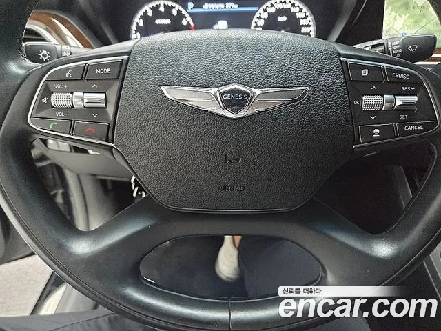 Genesis G90 2016 thumb 11