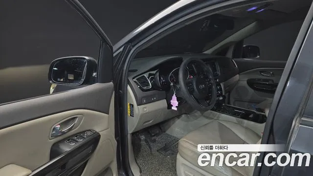 Kia Carnival 2015 thumb 5