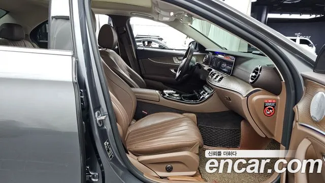 Mercedes-Benz E-Class 2019 thumb 12