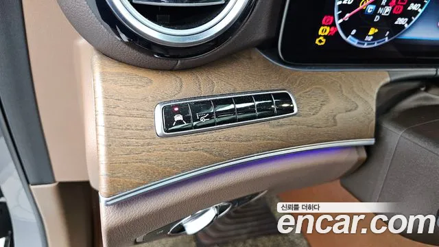 Mercedes-Benz E-Class 2019 thumb 3