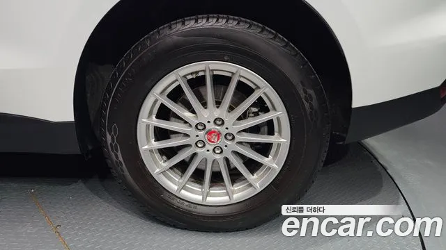 Jaguar F-Pace 2017 thumb 11