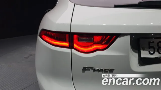 Jaguar F-Pace 2017 thumb 12