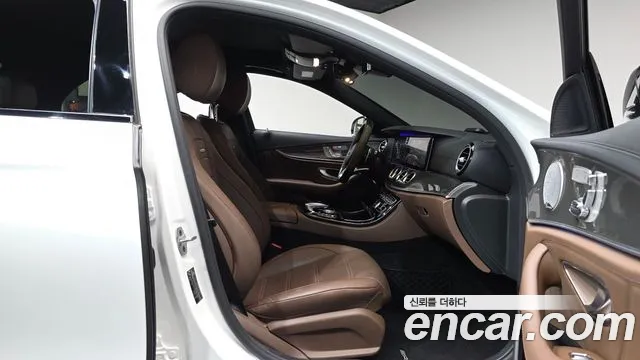 Mercedes-Benz E-Class 2019 thumb 10