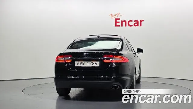 Jaguar XF 2015 thumb 7