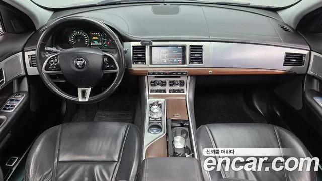 Jaguar XF 2015 thumb 4