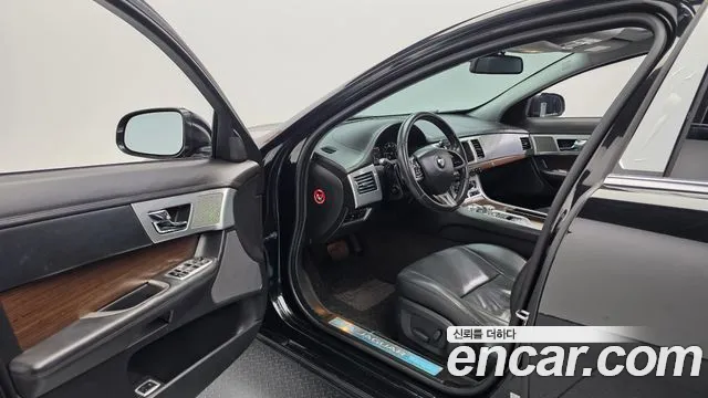 Jaguar XF 2015 thumb 9