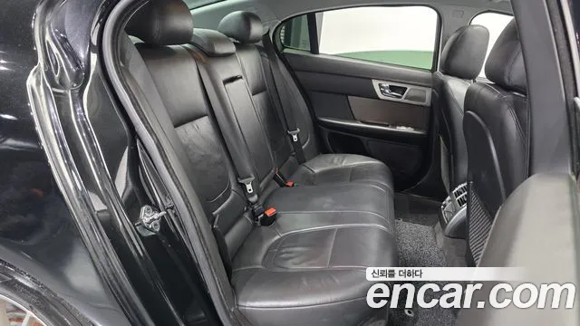 Jaguar XF 2015 thumb 11