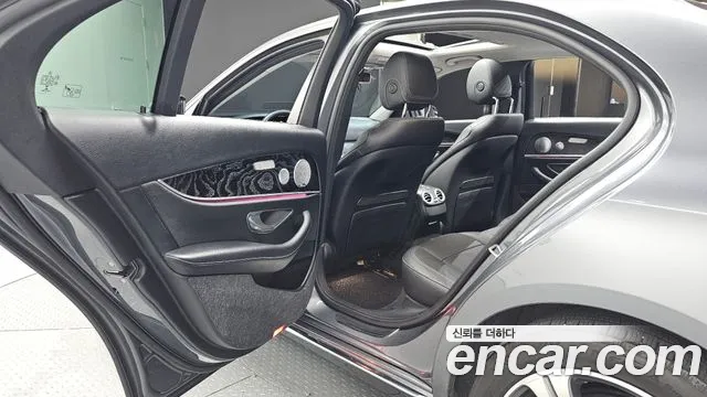 Mercedes-Benz E-Class 2017 thumb 4